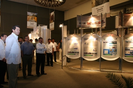 El gobernador y demás invitados en la Expo Obra Pública